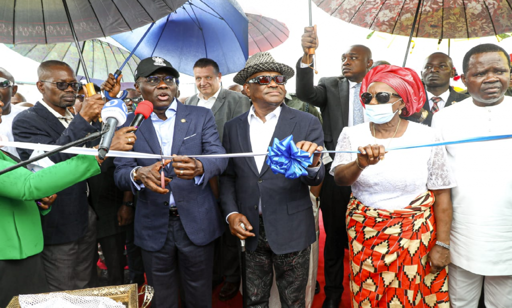 Lagos State Gov. H.E. Babajide Sanwo-Olu Special Guest of Honour (2nd left); Rivers State Gov. H.E. Nyesom Ezenwo Wike (middle), Rivers State Dep. Gov. Dr. (Mrs.) Ipalibo Harry Banigo; Speaker of the Rivers State House of Assembly Rt. Hon. Ikuinyi-Owaji Ibani (right); Rivers State Commissioner for Works, Hon. George-Kelly D. Alabo (left); and JBN Regional Mgr., Engr. Juergen Fischer (behind) during the commissioning of the 7th Flyover (Orochiri-Worokwu Flyover) in Port Harcourt Rivers State, recently.