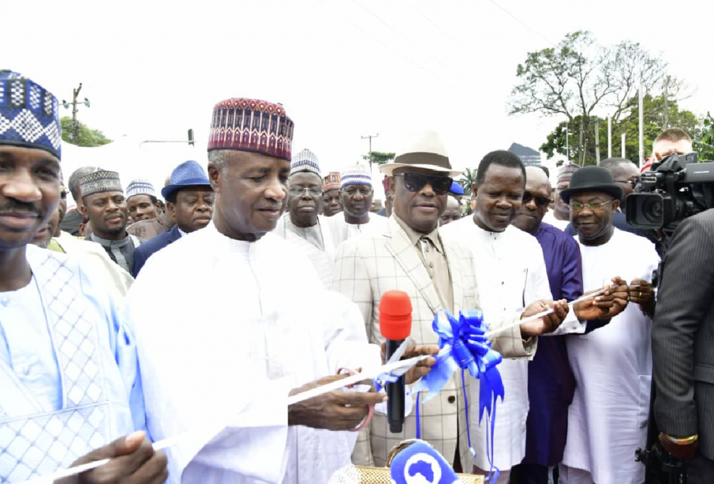 Former Sokoto State Gov. H.E. Sen. Aliyu Magatakarda Wamakko Special Guest of Honour; Rivers State Gov. H.E. Nyesom Ezenwo Wike; Speaker of the Rivers State House of Assembly Rt. Hon. Ikuinyi-Owaji Ibani; and other dignitaries during the commissioning of the Ogbunabali/Eastern Byepass dualized Road constructed by Julius Berger in Port Harcourt, recently