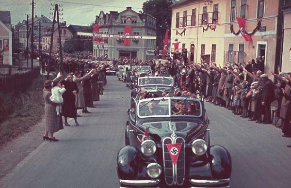 Adolf Hitler Mercedes Entourage